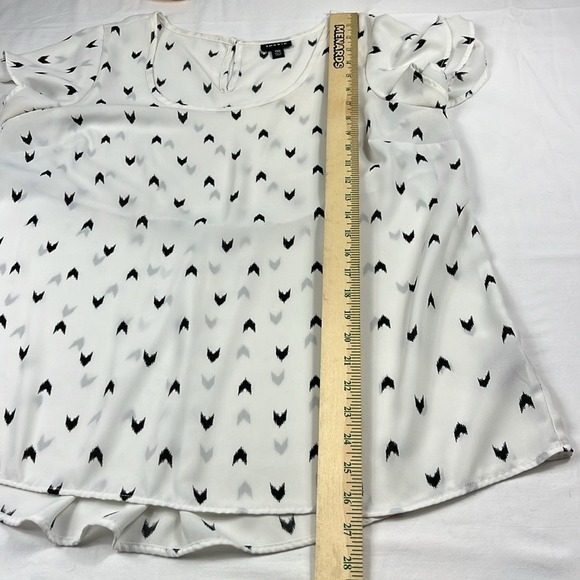 Torrid Sheer Flutter Sleeve Blouse Heart Print Womens Size 00 (10 M/L) Cream Blk - Picture 6 of 9